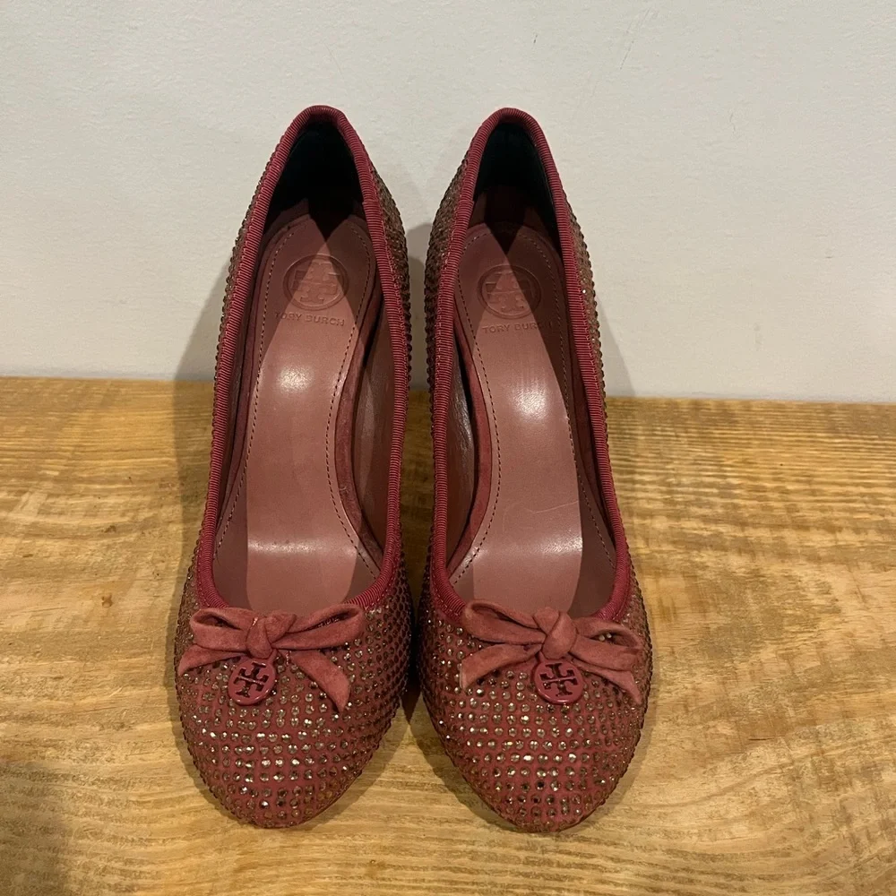 Tory Burch Phoenix Charm Logo Pumps Size 7.5M Pave Crystal‎ Conceria Cameo Shoes